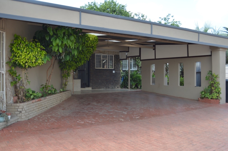 8 Bedroom Property for Sale in Flamwood North West